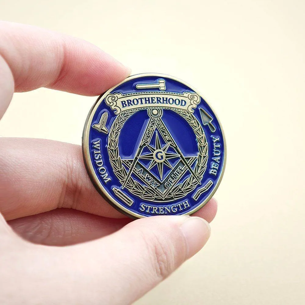 Primer plano en ángulo de una moneda conmemorativa personalizada que muestra el relieve metálico y la profundidad del esmalte