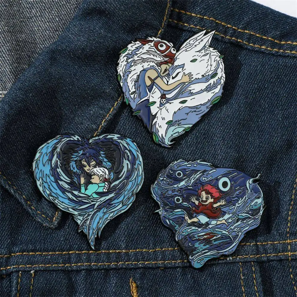 Set de tres pins de esmalte duro personalizados con contornos irregulares sobre denim