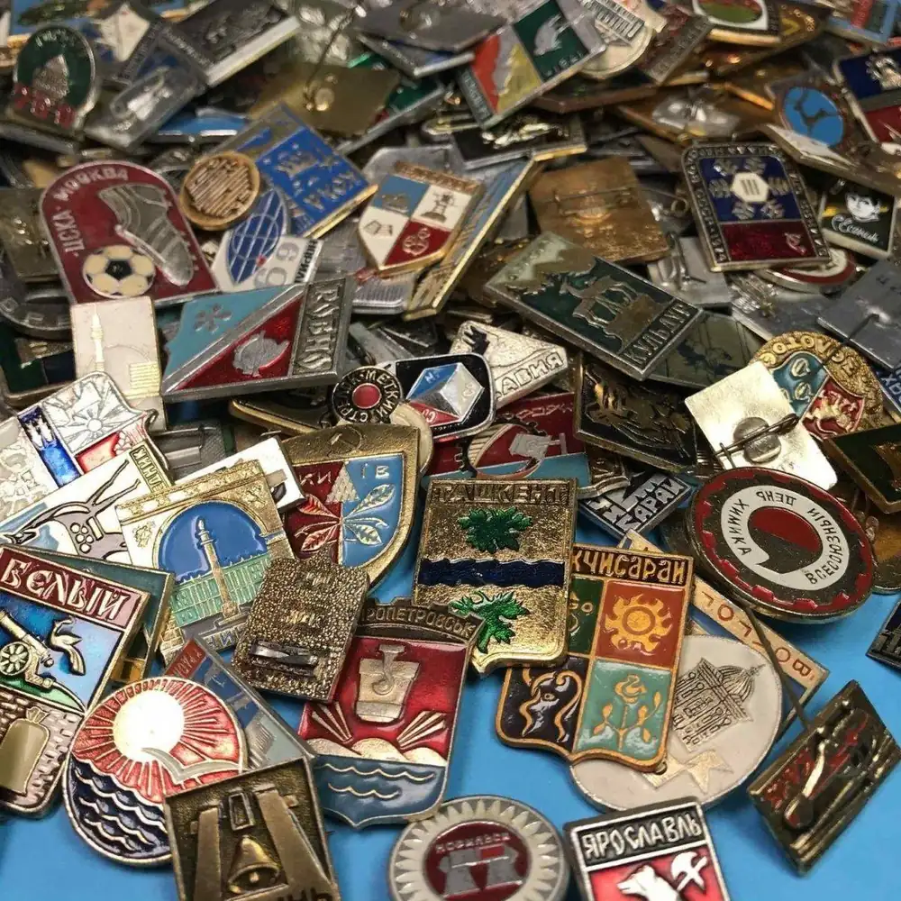 Montón de insignias de recuerdo personalizadas con escudos de ciudad, esmalte duro y cierres